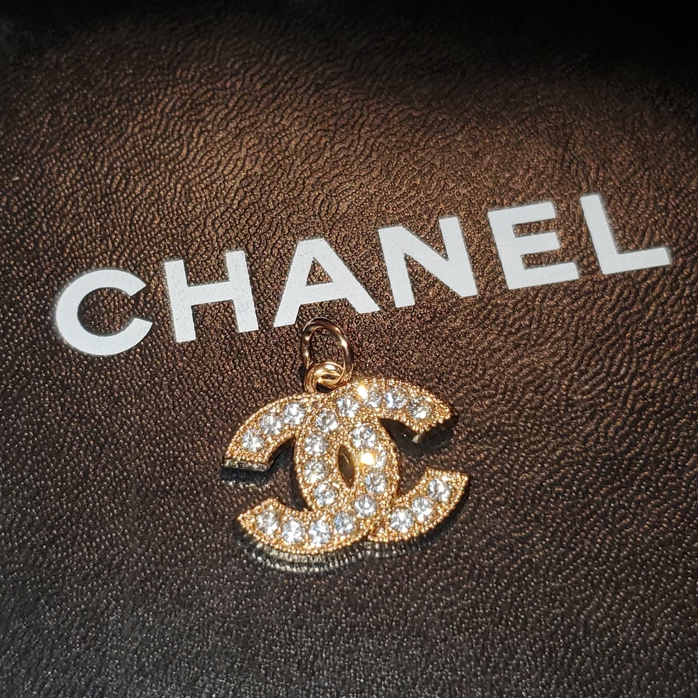Luxury stamped zipper pull 1 piece